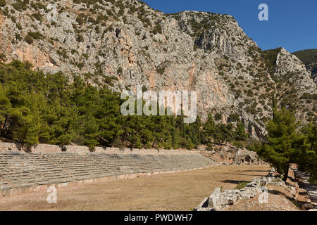 Delphi, Phocis - Griechenland. Panoramablick auf das Stadion von Delphi. Es liegt auf dem höchsten Punkt der archäologischen Stätte von Delphi Stockfoto