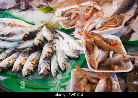 Frischer Fisch und Meeresfrüchte Zähler auf dem Markt, in der Nähe Stockfoto