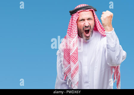 Senior arabischen Mann mit kufiya über isolierte Hintergrund verärgert und wütend die Faust frustriert und wütend, während Schreien vor Wut. Wut und aggres Stockfoto