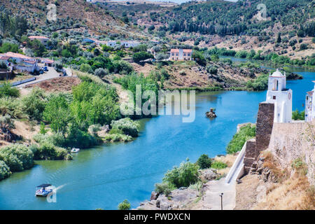 Der Fluss Guadiana durch Mertola, einem wunderschönen portugiesischen Alentejo Dorf Stockfoto