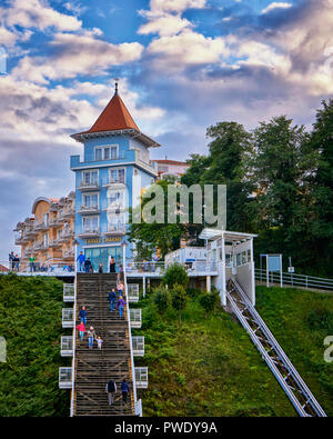 Sellin auf Rügen, Deutschland - Ansicht von unten nach oben an der Treppe mit Urlaubern, verbindet die Stadt mit den historischen und Tiefliegenden p Stockfoto