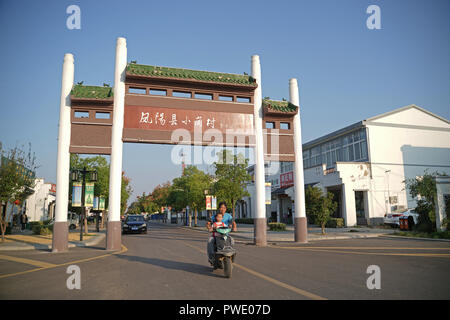 (181015) - Peking, 15. Oktober 2018 (Xinhua) - Foto auf Sept. 26, 2018 zeigt die Youyi Straße mit Gebäuden in Xiaogang Dorf in Fengyang County gesäumt, Osten der Provinz Anhui in China. (Xinhua / Cai Yang) (sxk) Stockfoto