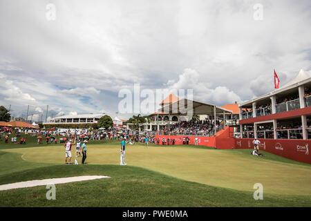Kuala Lumpur, Malaysia. 14. Oktober, 2018. Australier Marc Leishman gewinnt die PGA CIMB Classic Golf Turnier in Kuala Lumpur, Malaysia. Ein Blick auf Loch 18 Grün. © Danny Chan/Alamy Leben Nachrichten. Stockfoto