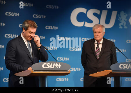 V. li: Markus Soeder (Ministerpräsident Bayern), Horst Seehofer (CSU-Vorsitzender). Pressekonferenz, CSU-Sitzung nach der Landtagswahl in Bayern die CSU-Zentrale in München 2018 am 15.10.2018 in München | Verwendung weltweit Stockfoto