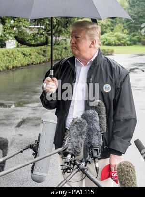 Washington, Vereinigte Staaten von Amerika. 15 Okt, 2018. Präsidenten der Vereinigten Staaten Donald J. Trumpf spricht zu den Reportern als er bereitet das Weiße Haus in Washington, DC, für eine Reise nach Florida am Montag, Oktober 15, 2018 zu fahren. Credit: Ron Sachs/CNP | Verwendung der weltweiten Kredit: dpa/Alamy leben Nachrichten Stockfoto