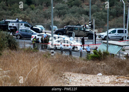 Oktober 15, 2018 - israelische Truppen und der Polizei sammeln an einer Bushaltestelle in der Nähe der israelischen Siedlung Ariel, der Stadt Salfit, wo eine Palästinensische Jugend versucht ein Soldat Stab vor geschossen wurde und von anderen Soldaten getötet zu angrenzenden. Während der letzten Woche Spannungen zwischen israelischen Siedlern und Palästinensern haben hohe, mit einem 45 Jahre alten palästinensischen Frau am vergangenen Freitag durch israelische Siedler hurling Rocks an Ihrem Fahrzeug in der Nähe der Zaatara Checkpoint in Nablus getötet. Die Website der Vorfall wurde in der Nähe der Barkan Industrial Zone, wo Ein palästinensischer Mann zwei israelischen Kollegen getötet und verwundet anot Stockfoto