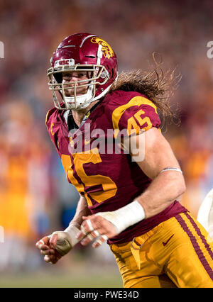 Los Angeles, CA, USA. 13 Okt, 2018. USC linebacker (45) Porter Gustin jagt nach dem Colorado Quarterback während des Spiels zwischen den Colorado Buffaloes und die USC Trojans im Los Angeles Memorial Coliseum am Samstag, den 13. Oktober 2018. (Absolut komplette Fotograf & Company Credit: Juan Lainez/MarinMedia.org/Cal Sport Media (Netzwerk Fernsehen wenden Sie sich bitte an den für Sie zuständigen Vertriebsmitarbeiter Fernsehen.) (Fernsehen Verwendung muss in Überlänge ''MarinMedia'' in der oberen rechten Ecke des Bildschirms auf Fernsehen Guthaben verwenden): Csm/Alamy leben Nachrichten Stockfoto