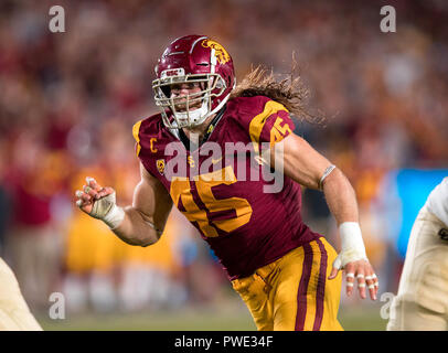 Los Angeles, CA, USA. 13 Okt, 2018. USC linebacker (45) Porter Gustin jagt nach dem Colorado Quarterback während des Spiels zwischen den Colorado Buffaloes und die USC Trojans im Los Angeles Memorial Coliseum am Samstag, den 13. Oktober 2018. (Absolut komplette Fotograf & Company Credit: Juan Lainez/MarinMedia.org/Cal Sport Media (Netzwerk Fernsehen wenden Sie sich bitte an den für Sie zuständigen Vertriebsmitarbeiter Fernsehen.) (Fernsehen Verwendung muss in Überlänge ''MarinMedia'' in der oberen rechten Ecke des Bildschirms auf Fernsehen Guthaben verwenden): Csm/Alamy leben Nachrichten Stockfoto