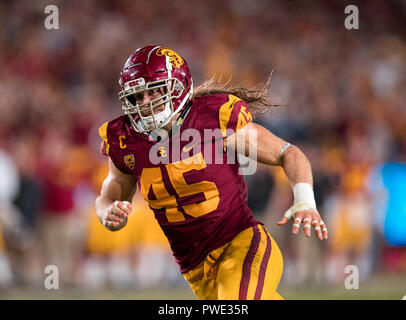 Los Angeles, CA, USA. 13 Okt, 2018. USC linebacker (45) Porter Gustin jagt nach dem Colorado Quarterback während des Spiels zwischen den Colorado Buffaloes und die USC Trojans im Los Angeles Memorial Coliseum am Samstag, den 13. Oktober 2018. (Absolut komplette Fotograf & Company Credit: Juan Lainez/MarinMedia.org/Cal Sport Media (Netzwerk Fernsehen wenden Sie sich bitte an den für Sie zuständigen Vertriebsmitarbeiter Fernsehen.) (Fernsehen Verwendung muss in Überlänge ''MarinMedia'' in der oberen rechten Ecke des Bildschirms auf Fernsehen Guthaben verwenden): Csm/Alamy leben Nachrichten Stockfoto