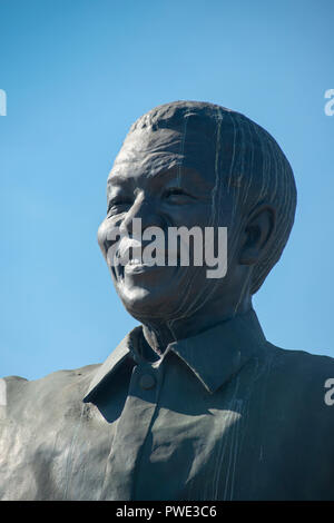 Pretoria, Südafrika, 15. Oktober, 2018. Der Nelson Mandela die Statue ist in der Union Buildings in Pretoria (Tshwane) gesehen. Der Himmel war klar und sonnig hier am Montag Nachmittag. Sturzfluten hit die Stadt über das Wochenende, und Bereitschaftsdienste wurden untersucht, eine Warnung, dass zwei Menschen in der Nähe Apies Fluss ertränkt haben können. Credit: Eva-Lotta Jansson/Alamy leben Nachrichten Stockfoto