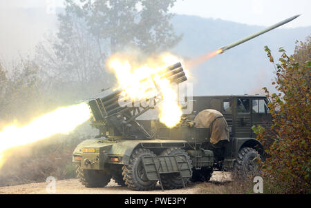 (181015) - slunj (Kroatien), 15. Oktober 2018 (Xinhua) - ein militärisches Fahrzeug startet eine Rakete, die bei der velebit 18-militärischen Joint Force" Schulung in einem Gebiet in der Nähe von Slunj, Kroatien, am Okt. 15, 2018. Die bisher größte militärische Übung in Kroatien Geschichte am Montag beendet. Die Übung "Velebit 18 - Gemeinsame Kraft" am Samstag begann und dauerte ohne Pause für 72 Stunden. Es nahm an 11 Standorten in ganz Kroatien, mit 5.500 Soldaten und Reservisten der Armee. (Xinhua / Kristina Stedul Fabac) Stockfoto