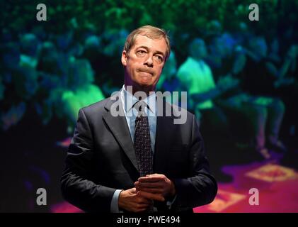 Bournemouth, UK. 15. Oktober 2018. Nigel Farage, Mdep gibt seine Rede bei der Verlassen bedeutet Rally Brexit in Bournemouth International Centre zu speichern lassen, (BIC), Dorset, UK Credit: Finnbarr Webster/Alamy leben Nachrichten Stockfoto