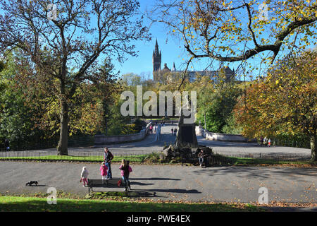 15. Oktober, 2018. Ein sonniger Herbsttag mit Blick auf die HLI-Denkmal und die Brücke über den Fluss Kelvin in der Kelvingrove Park, Glasgow, Schottland, Großbritannien, Europa. Stockfoto