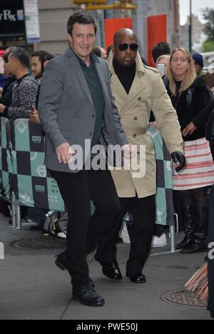 New York, NY, USA. 15 Okt, 2018. Nathan Fillion heraus und über für Celebrity Candids-MON, New York, NY 15. Oktober 2018. Credit: Kristin Callahan/Everett Collection/Alamy leben Nachrichten Stockfoto