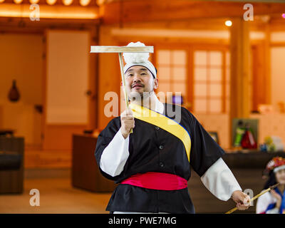 Incheon, Europa, Deutschland, Baden-Württemberg, Südkorea. 15 Okt, 2018. Traditionelle koreanische Animateure eine Show für Reisende am Incheon International Airport in der Nähe von Seoul. Credit: Jack Kurtz/ZUMA Draht/Alamy leben Nachrichten Stockfoto