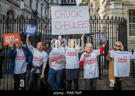 London, Großbritannien. 16. Oktober, 2018. 'Chuck Chequers" Pro-Brexit Mitkämpfer außerhalb der Downing Street am Morgen einer erweiterten Sitzung. Credit: Guy Corbishley/Alamy leben Nachrichten Stockfoto