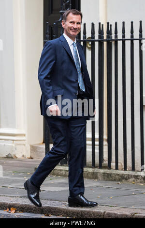 London, Großbritannien. 16. Oktober, 2018. Jeremy Hunt MP, Minister für auswärtige Angelegenheiten und Commonwealth-Fragen, kommt an 10 Downing Street für eine Kabinettssitzung in dem Premierminister Theresa Mai erwartet wird, Cabinet Unterstützung fordern die Staats- und Regierungschefs der EU ihre irischen Rücklaufsperre Vorschlag zu einem Europäischen Abendessen am folgenden Abend zu suchen. Credit: Mark Kerrison/Alamy leben Nachrichten Stockfoto