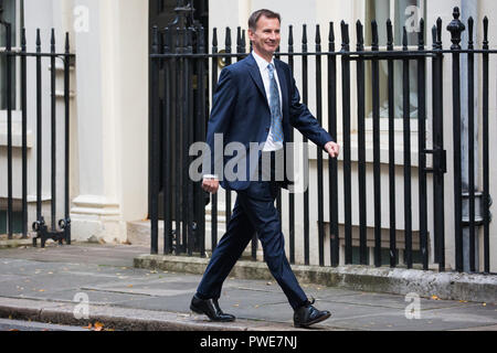 London, Großbritannien. 16. Oktober, 2018. Jeremy Hunt MP, Minister für auswärtige Angelegenheiten und Commonwealth-Fragen, kommt an 10 Downing Street für eine Kabinettssitzung in dem Premierminister Theresa Mai erwartet wird, Cabinet Unterstützung fordern die Staats- und Regierungschefs der EU ihre irischen Rücklaufsperre Vorschlag zu einem Europäischen Abendessen am folgenden Abend zu suchen. Credit: Mark Kerrison/Alamy leben Nachrichten Stockfoto