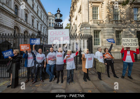 London, Großbritannien. 16. Oktober, 2018. 'Chuck Chequers" Pro-Brexit Mitkämpfer außerhalb der Downing Street am Morgen einer erweiterten Sitzung. Credit: Guy Corbishley/Alamy leben Nachrichten Stockfoto