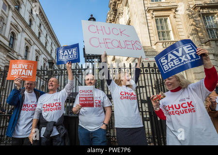 London, Großbritannien. 16. Oktober, 2018. 'Chuck Chequers" Pro-Brexit Mitkämpfer außerhalb der Downing Street am Morgen einer erweiterten Sitzung. Credit: Guy Corbishley/Alamy leben Nachrichten Stockfoto