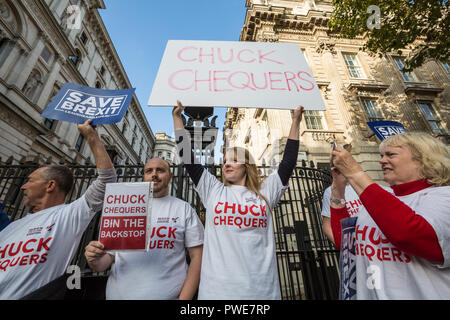 London, Großbritannien. 16. Oktober, 2018. 'Chuck Chequers" Pro-Brexit Mitkämpfer außerhalb der Downing Street am Morgen einer erweiterten Sitzung. Credit: Guy Corbishley/Alamy leben Nachrichten Stockfoto