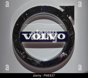 Genf, Schweiz. 7 Mär, 2017. Ein Volvo logo, während der zweite Tag auf dem 87. Internationalen Automobil-Salon in Genf, Schweiz, 7. März 2017 fotografiert. Credit: Uli Deck / dpa | Verwendung weltweit/dpa/Alamy leben Nachrichten Stockfoto