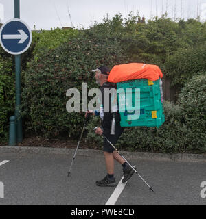 Penzance, Cornwall, UK. 16. Oktober 2018. Colin Bell ist aufgrund seiner epischen Spaziergang von John O'Groats zu Lands End heute abzuschließen. Durchführung einer shelterbox auf seinem Rücken. Er hat auch die drei Gipfel des Ben Nevis, Scafell Pike und snowdon enthalten, bei denen rund 1100 Meilen - in zwei Beine wegen der Verletzung. Er hebt awarenes und Mittel für die hilfsorganisation Shelterbox. Für weitere Informationen wenden Sie sich bitte an alamy Nachrichten auf 01235 844690: Simon Maycock/Alamy leben Nachrichten Stockfoto