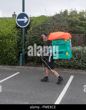 Penzance, Cornwall, UK. 16. Oktober 2018. Colin Bell ist aufgrund seiner epischen Spaziergang von John O'Groats zu Lands End heute abzuschließen. Durchführung einer shelterbox auf seinem Rücken. Er hat auch die drei Gipfel des Ben Nevis, Scafell Pike und snowdon enthalten, bei denen rund 1100 Meilen - in zwei Beine wegen der Verletzung. Er hebt awarenes und Mittel für die hilfsorganisation Shelterbox. Für weitere Informationen wenden Sie sich bitte an alamy Nachrichten auf 01235 844690: Simon Maycock/Alamy leben Nachrichten Stockfoto