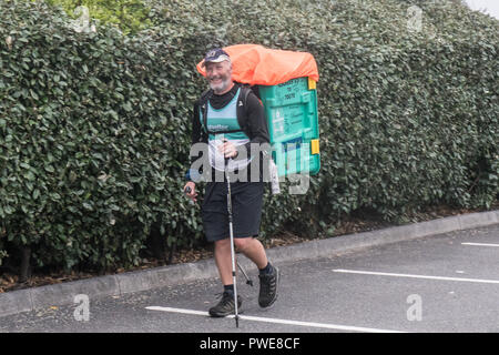 Penzance, Cornwall, UK. 16. Oktober 2018. Colin Bell ist heute ein Spaziergang von John O'Groats zu Lands End abzuschließen. Durchführung einer Shelterbox auf seinem Rücken. Er skaliert auch die drei Gipfel des Ben Nevis, Scafell Pike und Snowdon, über 1.100 Meilen. Er ist das Bewusstsein und die Mittel für die hilfsorganisation Shelterbox. Für weitere Informationen wenden Sie sich bitte an alamy Nachrichten auf 01235 844690: Simon Maycock/Alamy leben Nachrichten Stockfoto