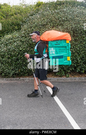 Penzance, Cornwall, UK. 16. Oktober 2018. Colin Bell ist aufgrund seiner epischen Spaziergang von John O'Groats zu Lands End heute abzuschließen. Durchführung einer shelterbox auf seinem Rücken. Er hat auch die drei Gipfel des Ben Nevis, Scafell Pike und snowdon enthalten, bei denen rund 1100 Meilen - in zwei Beine wegen der Verletzung. Er hebt awarenes und Mittel für die hilfsorganisation Shelterbox. Für weitere Informationen wenden Sie sich bitte an alamy Nachrichten auf 01235 844690: Simon Maycock/Alamy leben Nachrichten Stockfoto