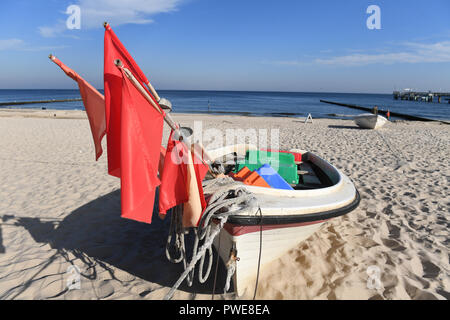 15 Oktober 2018, Mecklenburg-Vorpommern, Koserow: ein Fischerboot liegt am Strand der Ostsee Seebad auf der Insel Usedom. Die Insel empfängt Touristen in unberührter Natur auf einem Netz von mehr als 400 km langen Wanderwege. Foto: Stefan Sauer/dpa-Zentralbild/dpa Stockfoto