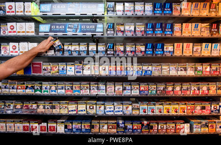 15 Oktober 2018, Hamburg: Zahlreiche Zigarettenpackungen sind in einem Kiosk auf dem Regal zur Verfügung. Im dritten Quartal die Produktion von Tabakwaren sank. Nach Angaben des Statistischen Bundesamtes 19,78 Mrd. Zigaretten besteuert wurden, rund 3,6 Prozent weniger als im gleichen Zeitraum des vergangenen Jahres. Foto: Daniel Bockwoldt/dpa Stockfoto