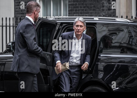 London, Großbritannien. 16. Oktober, 2018. Die Minister kommen für eine erweiterte Kabinettssitzung in Downing Street 10. Credit: Guy Corbishley/Alamy leben Nachrichten Stockfoto