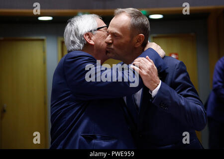 Brüssel, Belgien. 16. Oktober 2018. Der Präsident der EU-Kommission Jean-Claude Juncker (L) und der Präsident des Europäischen Rates Donald Tusk (R) während des Dreigliedrigen Sozialgipfels. Alexandros Michailidis/Alamy leben Nachrichten Stockfoto