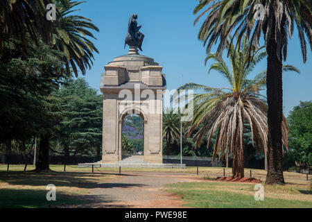 Johannesburg, Südafrika, 16. Oktober, 2018. Die Anglo Boer War Memorial, in Saxonworld, ist gegen ein strahlend blauer Himmel, wie Sommer näherte sich Südafrika gesehen. Ursprünglich die Rand-Regimenter Memorial, das Denkmal aufgerufen wurde speziell an die Männer des Witwatersrand, die britischen Soldaten, die in den Rand Regimenter und verstarb im Zweiten Burenkrieg (1899-1902) verbunden. Das Denkmal wurde umbenannt und am 10. Oktober 10, 1999 umgestaltet, an alle Menschen, die während des Zweiten Burenkriegs enthalten. Credit: Eva-Lotta Jansson/Alamy leben Nachrichten Stockfoto