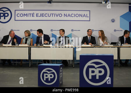 Madrid 16 Okt 2018 Stellvertretender Generalsekretär der autonomen und lokalen Politiken, VICENTE TIRADO, Stellvertretender Generalsekretär der Sektoralen, ISABEL GARCIA TEJERINA, Generalsekretär, TEODORO GARCIA, Präsident, PABLO MARADO, Stellvertretender Generalsekretär der Organisation, JAVIER MAROTO, Stellvertretender Generalsekretär der Kommunikation, MARTA GONZALEZ und Sprecher der Senator, IGNACIO COSIDO. Der Präsident der Volkspartei, Pablo Casado leitet die Versammlung des nationalen Exekutivausschusses im nationalen Hauptquartier der PP am 16.Oktober 2018 in Madrid, Spanien Stockfoto