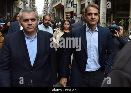 Athen, Griechenland. 16. Okt 2018. Partei Neue Demokratie Führer Kyriakos Mitsotakis (R) besuche Omonoia Polizei Station während der Protest der Polizei gegen einen früheren Angriff an dieser Station in Athen, Griechenland. Credit: Nicolas Koutsokostas/Alamy Leben Nachrichten. Stockfoto