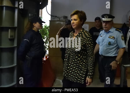 Athen, Griechenland. 16. Okt 2018. Minister für Bürger Schutz Olga Gerovassili visits Omonoia Polizei Station während der Protest der Polizei gegen einen früheren Angriff an dieser Station in Athen, Griechenland. Credit: Nicolas Koutsokostas/Alamy Leben Nachrichten. Stockfoto