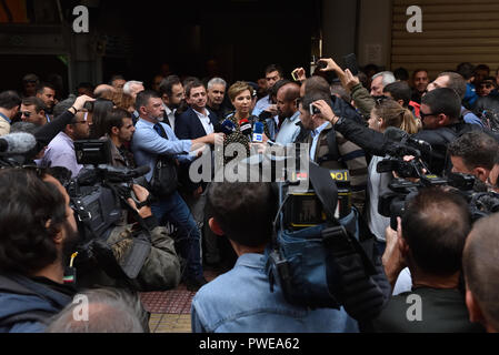 Athen, Griechenland. 16. Okt 2018. Minister für Bürger Schutz Olga Gerovassili Gespräche an die Druckmaschine bei Omonia Polizei Station während der Protest der Polizei gegen einen früheren Angriff an dieser Station in Athen, Griechenland. Credit: Nicolas Koutsokostas/Alamy Leben Nachrichten. Stockfoto