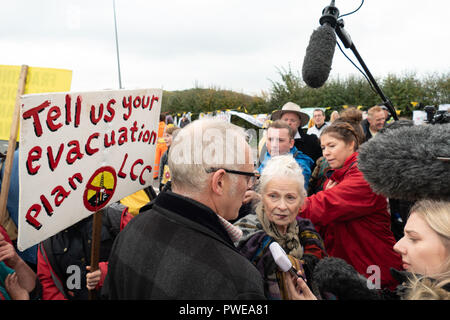 Blackpool Großbritannien, 16. Oktober 2018. Nachrichten. Wie die fracking Cuadrilla contiues am Standort in der Nähe von Blackpool. Ein Gast gesammtsumme von Dame Vivienne Westwood ihre Unterstützung für die Anwohner und für die anti-fracking Protest zeigt, © Gary Telford/Alamy leben Nachrichten Stockfoto