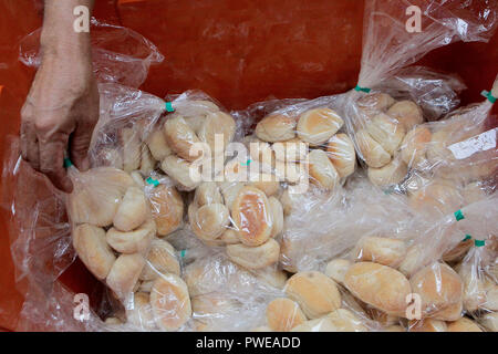Manila, Philippinen. 16 Okt, 2018. Ein Arbeiter bereitet Packs von Brot beim Bäcker auf den Welternährungstag in Quezon City, Philippinen, Okt. 16, 2018. Welternährungstag wird jedes Jahr gefeiert wird am 16. Okt. die Gründung der UN-Organisation für Ernährung und Landwirtschaft im Jahr 1945 zu gedenken. Credit: rouelle Umali/Xinhua/Alamy leben Nachrichten Stockfoto