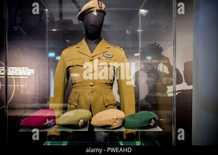 Die Ideen, die der Sicherheit und der Geheimhaltung durch die Linse der Special Forces ist die erste große Ausstellung im National Army Museum in London, seit der Wiedereröffnung im März 2017. Eine breite Palette von Objekten zusammen zum ersten Mal gebracht wurde, vom Kompass, dass Paddy Mayne von einem Feind Flugzeug Cockpit entrissen, um eine komplette SAS-Counter Terrorist Kit von 2007. Die Ausstellung ist eine gute Gelegenheit, um zu verstehen, was die Elite Regimenter sind, die Ausbildung und die erforderlichen Kompetenzen und Beispiele aus Betrieben um die Welt in den letzten 70 Jahren. 12 Okt, 2018. Credit: Velaren Grant/ZUMA Draht/Alamy leben Nachrichten Stockfoto