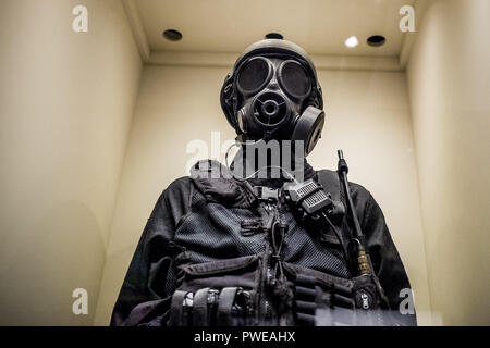 Die Ideen, die der Sicherheit und der Geheimhaltung durch die Linse der Special Forces ist die erste große Ausstellung im National Army Museum in London, seit der Wiedereröffnung im März 2017. Eine breite Palette von Objekten zusammen zum ersten Mal gebracht wurde, vom Kompass, dass Paddy Mayne von einem Feind Flugzeug Cockpit entrissen, um eine komplette SAS-Counter Terrorist Kit von 2007. Die Ausstellung ist eine gute Gelegenheit, um zu verstehen, was die Elite Regimenter sind, die Ausbildung und die erforderlichen Kompetenzen und Beispiele aus Betrieben um die Welt in den letzten 70 Jahren. 12 Okt, 2018. Credit: Velaren Grant/ZUMA Draht/Alamy leben Nachrichten Stockfoto