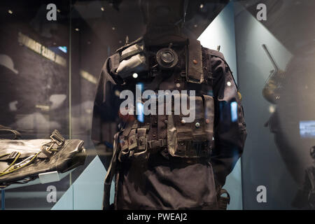 Die Ideen, die der Sicherheit und der Geheimhaltung durch die Linse der Special Forces ist die erste große Ausstellung im National Army Museum in London, seit der Wiedereröffnung im März 2017. Eine breite Palette von Objekten zusammen zum ersten Mal gebracht wurde, vom Kompass, dass Paddy Mayne von einem Feind Flugzeug Cockpit entrissen, um eine komplette SAS-Counter Terrorist Kit von 2007. Die Ausstellung ist eine gute Gelegenheit, um zu verstehen, was die Elite Regimenter sind, die Ausbildung und die erforderlichen Kompetenzen und Beispiele aus Betrieben um die Welt in den letzten 70 Jahren. 12 Okt, 2018. Credit: Velaren Grant/ZUMA Draht/Alamy leben Nachrichten Stockfoto