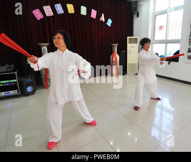 Peking, China. 16 Okt, 2018. Zwei ältere Bewohner durchführen, Tai Chi in Hetaoyuan Gemeinschaft der Xicheng District in Peking, der Hauptstadt von China, 16. Okt., 2018. Ältere Bewohner in der Gemeinschaft zusammen, um eine Performance anlässlich des bevorstehenden Chongyang Festival, ein Tag der Senioren zu bezahlen, fällt am neunten Tag des neunten Mondmonats, Nov. 17 in diesem Jahr zu beobachten. Credit: Zhao Yusi/Xinhua/Alamy leben Nachrichten Stockfoto