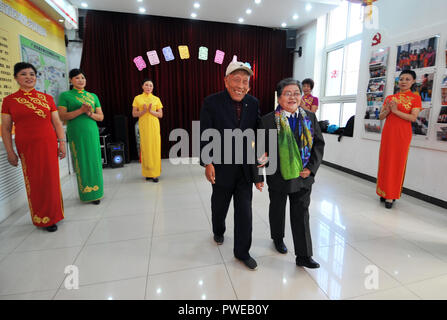 Peking, China. 16 Okt, 2018. Zwei ältere Bewohner in Hetaoyuan Gemeinschaft der Xicheng District in Peking, der Hauptstadt von China, 16. Okt., 2018. Ältere Bewohner in der Gemeinschaft zusammen, um eine Performance anlässlich des bevorstehenden Chongyang Festival, ein Tag der Senioren zu bezahlen, fällt am neunten Tag des neunten Mondmonats, Nov. 17 in diesem Jahr zu beobachten. Credit: Zhao Yusi/Xinhua/Alamy leben Nachrichten Stockfoto