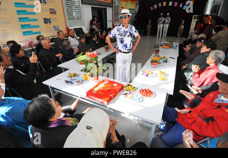 Peking, China. 16 Okt, 2018. Bewohner eine Vorstellung ansehen in Hetaoyuan Gemeinschaft der Xicheng District in Peking, der Hauptstadt von China, 16. Okt., 2018. Ältere Bewohner in der Gemeinschaft zusammen, um eine Performance anlässlich des bevorstehenden Chongyang Festival, ein Tag der Senioren zu bezahlen, fällt am neunten Tag des neunten Mondmonats, Nov. 17 in diesem Jahr zu beobachten. Credit: Zhao Yusi/Xinhua/Alamy leben Nachrichten Stockfoto