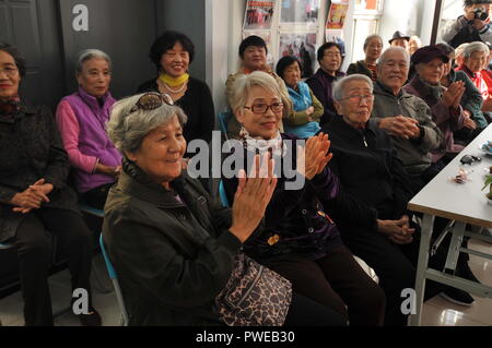 Peking, China. 16 Okt, 2018. Bewohner versammeln sich in Hetaoyuan Gemeinschaft der Xicheng District in Peking, der Hauptstadt von China, 16. Okt., 2018. Ältere Bewohner in der Gemeinschaft zusammen, um eine Performance anlässlich des bevorstehenden Chongyang Festival, ein Tag der Senioren zu bezahlen, fällt am neunten Tag des neunten Mondmonats, Nov. 17 in diesem Jahr zu beobachten. Credit: Zhao Yusi/Xinhua/Alamy leben Nachrichten Stockfoto