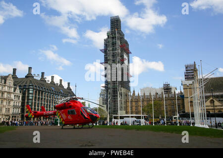 Westminster Abbey. London. UK 16 Okt 2018 - London's Air Ambulance landet im Parlament Platz als Sanitäter an einem Verkehrsunfall außerhalb der Westminster Abbey, wo eine Person hatte einen Unfall mit National Express Coach Credit: Dinendra Haria/Alamy leben Nachrichten Stockfoto