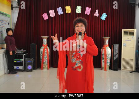 Peking, China. 16 Okt, 2018. Ein älterer Bewohner singt ein Lied in Hetaoyuan Gemeinschaft der Xicheng District in Peking, der Hauptstadt von China, 16. Okt., 2018. Ältere Bewohner in der Gemeinschaft zusammen, um eine Performance anlässlich des bevorstehenden Chongyang Festival, ein Tag der Senioren zu bezahlen, fällt am neunten Tag des neunten Mondmonats, Nov. 17 in diesem Jahr zu beobachten. Credit: Zhao Yusi/Xinhua/Alamy leben Nachrichten Stockfoto